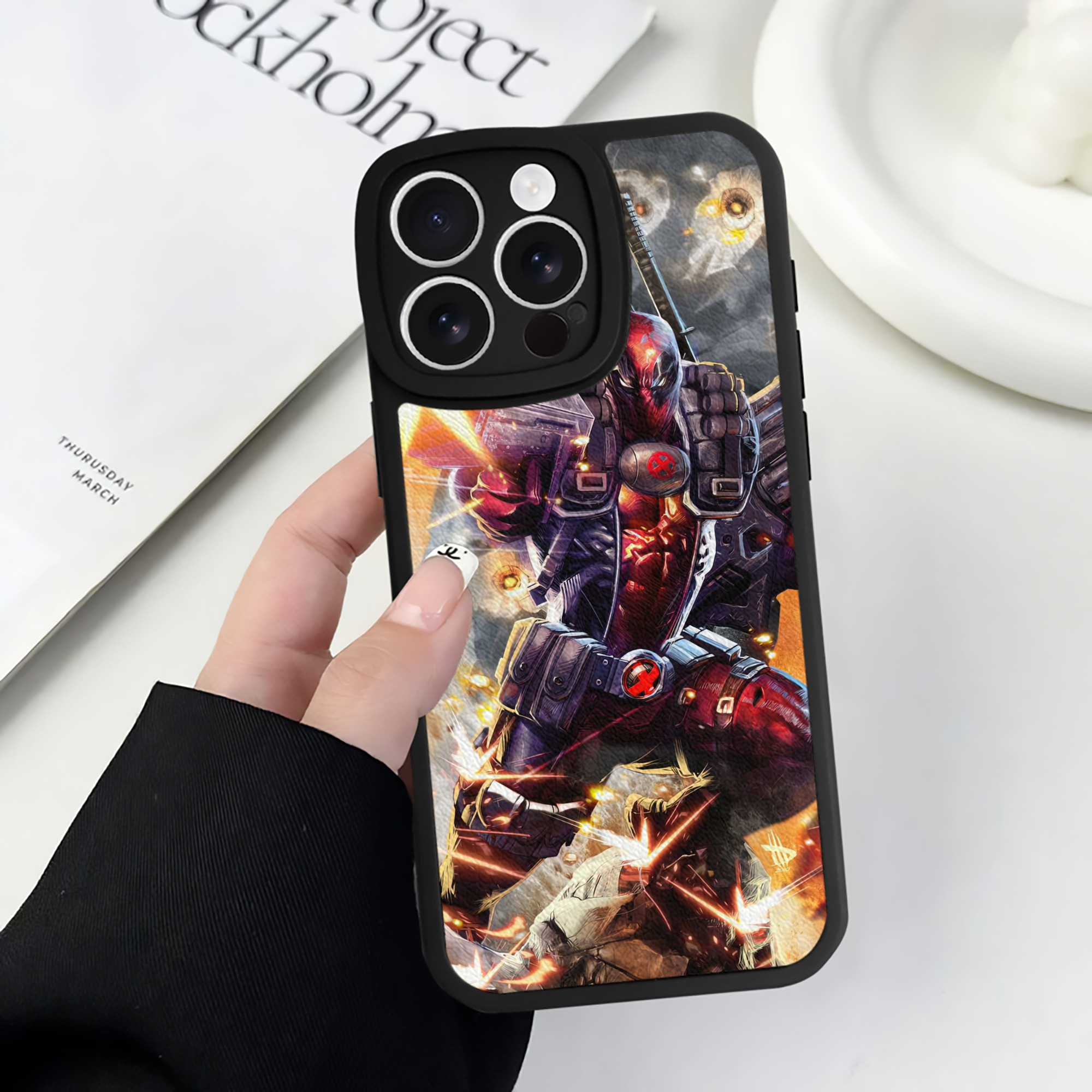 （画像用） Deadpool デッドプール 【iPhone 16シリーズ対応】シリコンスマホケース（レザー調） 材質：シリコン